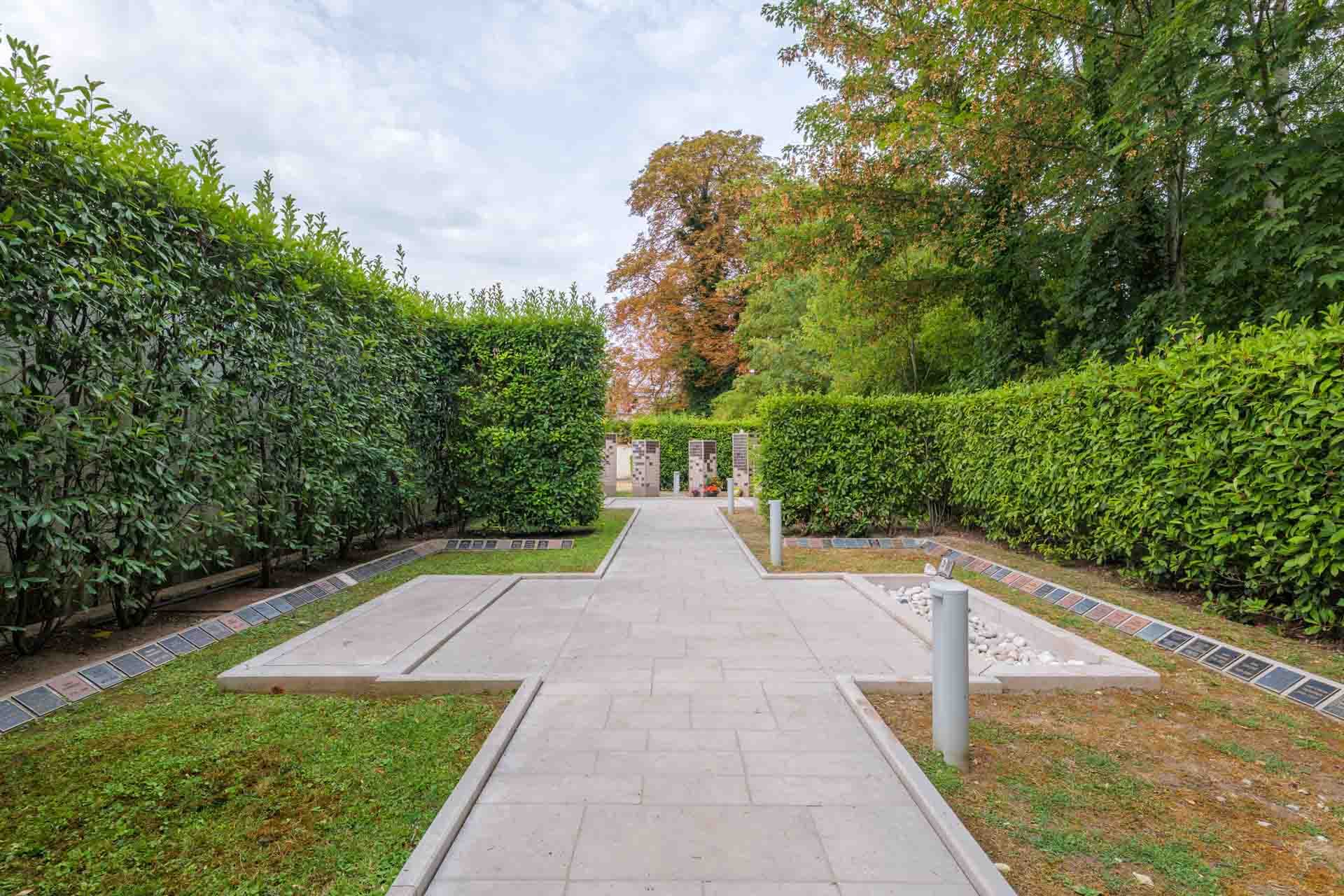 Se recueillir dans le jardin du souvenir ou l'espace de dispersion